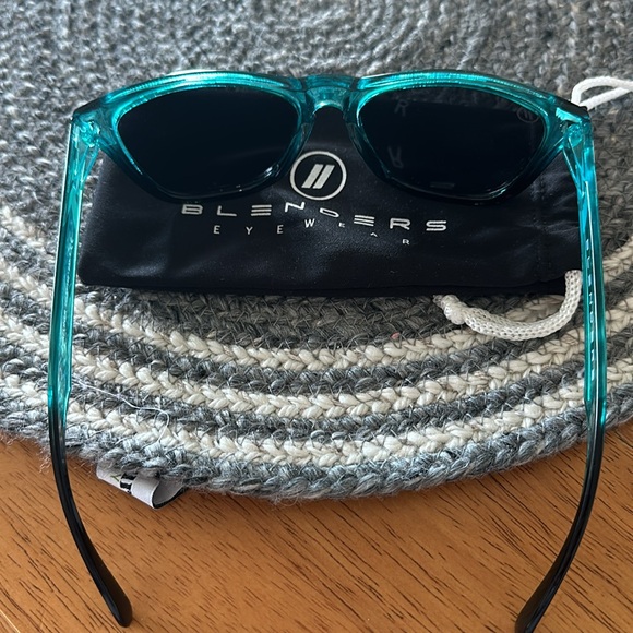 Blenders Polarized Sunglasses - Picture 6 of 7
